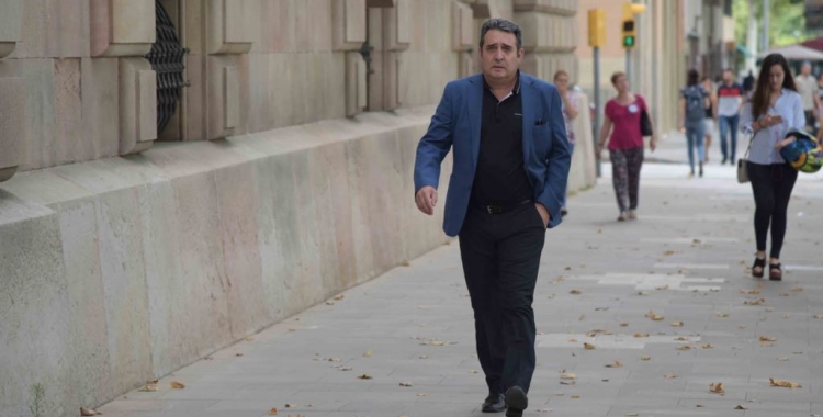 Manuel Bustos caminant cap a l'Audiència de Barcelona | Roger Benet 