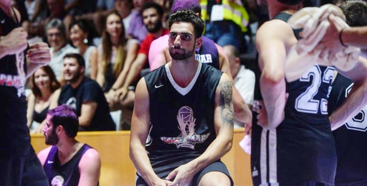 Eric González, a la foto durant el partit entre els germans Gasol a Girona, jugarà enguany a la Gannon University | Cedida