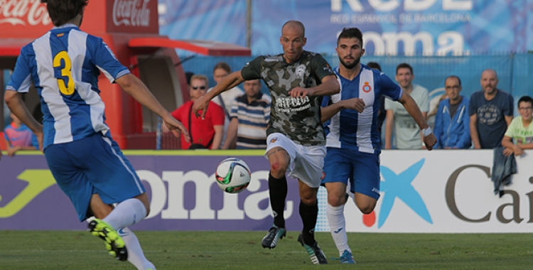 Imatge de la temporada 2015-2016 amb Valentín Merchán defensant la samarreta arlequinada contra l'Espanyol B | Arxiu RS