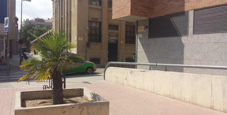 Vista de l'entrada del local des de la plaça Dolors Miralles, on els joves segueixen la festa un cop el bar tanca. | Pau Duran