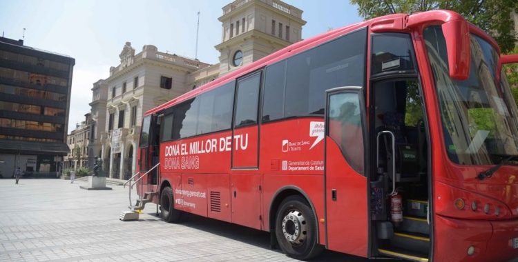 L'autobús del Banc de Sang i Teixits, avui a la plaça Doctor Robert | Roger Benet