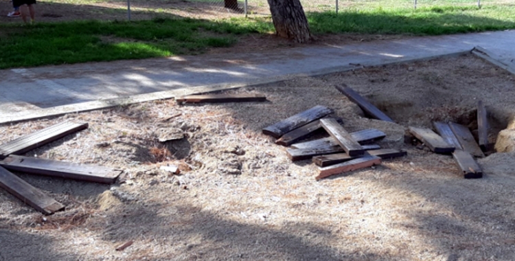 Imatge de les restes de fusta dels bancs sostrets | @infoplanada