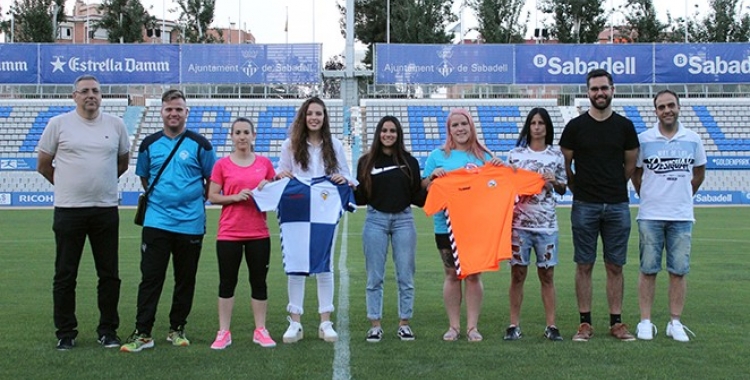 Àngel Codina i Raúl Rodríguez, els dos tècnics del CE Sabadell, a la dreta de la foto, amb les noves incorporacions de la temporada 2018-2019 | Pau Vituri