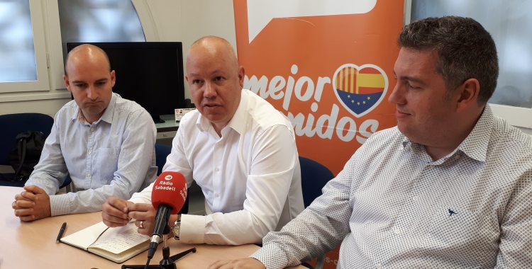 Joan Garcia (centre), Adrián Hernández (dreta) i José Luís Fernández han presentat avui els canvis al grup municipa/ Karen Madrid