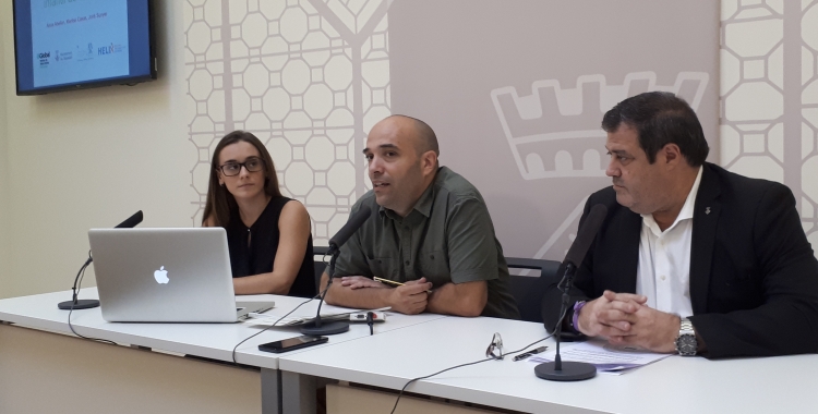 Els regidors Joan Berlanga i Ramon Vidal i la responsable de l'estudi INMA han presentat avui les dades/ Karen Madrid