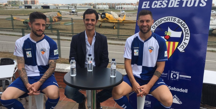 Antonio, Nico i el director general del Sabadell, Bruno Batlle, a l'aeroport de Sabadell | Marc Pijuan