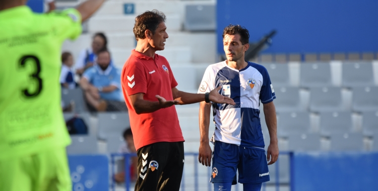 Seligrat conversa amb Óscar Rubio durant una aturada en el joc | Críspulo Díaz