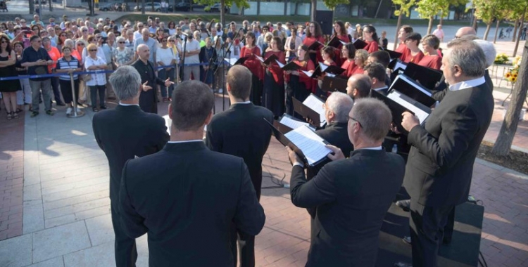 Imatge del cor Lieder Camera i part dels assistents a l'acte institucional del Parc Catalunya | Roger Benet