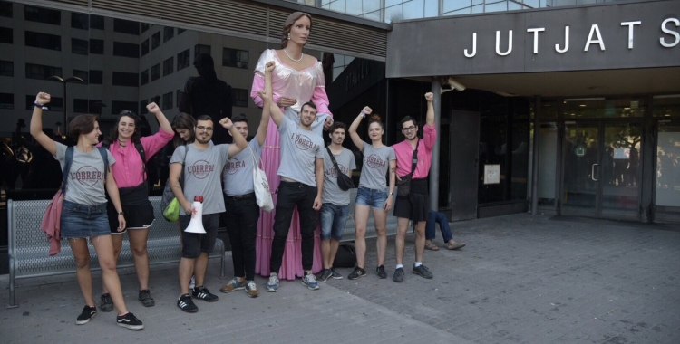 Alguns dels concentrats en suport de l'Obrera | Roger Benet