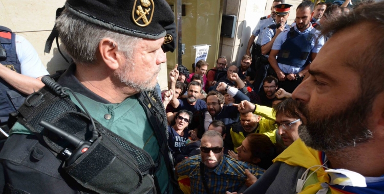 Els concentrats davant del domicili de Sánchez es van encarar amb els agents/ Roger Benet