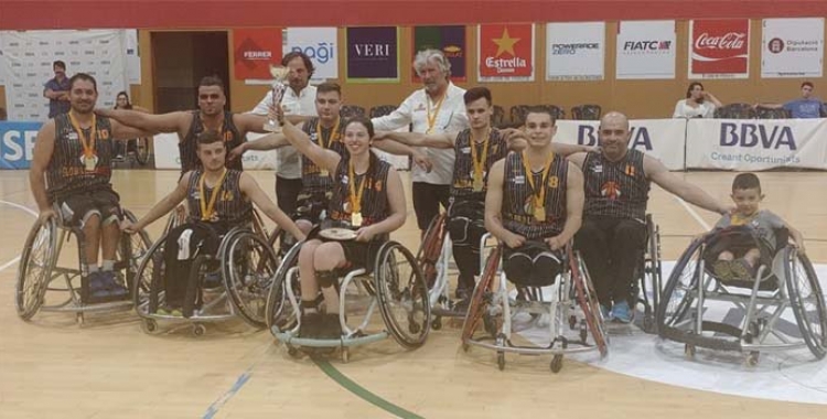 El Global Basket amb la copa de campió 