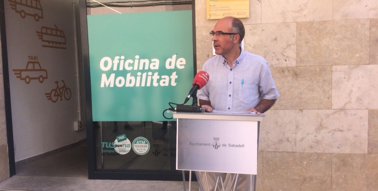 Xavier Guerrero en la roda de premsa davant l'oficina de mobilitat | Helena Molist