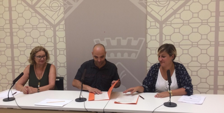 Les dues representants de les noves entiats que formaran part de Ciutat i escola, firmant els papers d'inscripció al programa. | Helena Molist