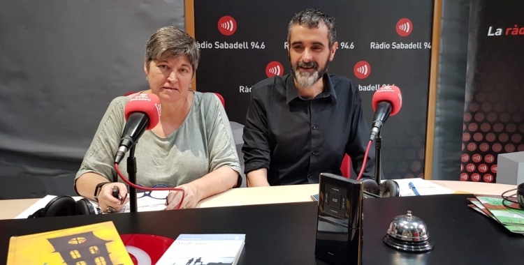 Burguillos i Nuria Camps, directora Biblioteca de Ponent, han presentat avuii els clubs de lectura a Ràdio Sabadell/ Raquel Garcia