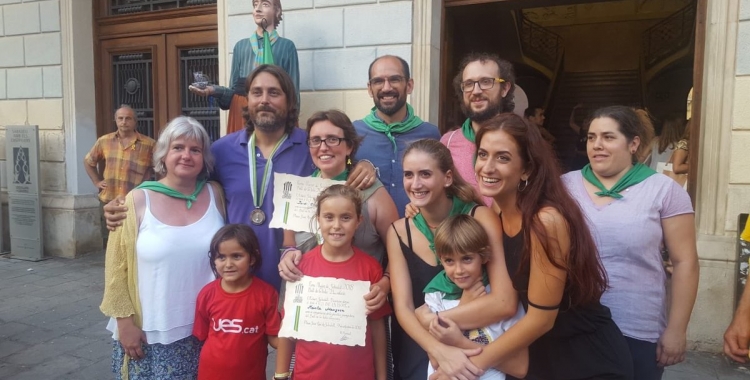 Els guanyadors del Ball de la Bola amb l'alcalde de la ciutat i regidors | Núria Garcia
