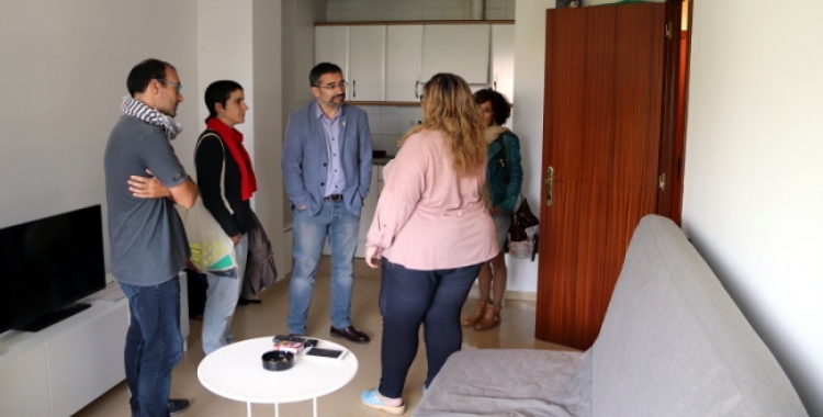 Visita a un dels pisos del projecte, Fernàndez (Acció Social) i Glòria Rubio (Habitatge) al centre | Ajuntament de Sabadell