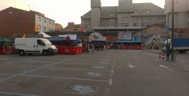 Imatge de l'aparcament del carrer Creueta amb les barraques de Festa Major instal·lades | 