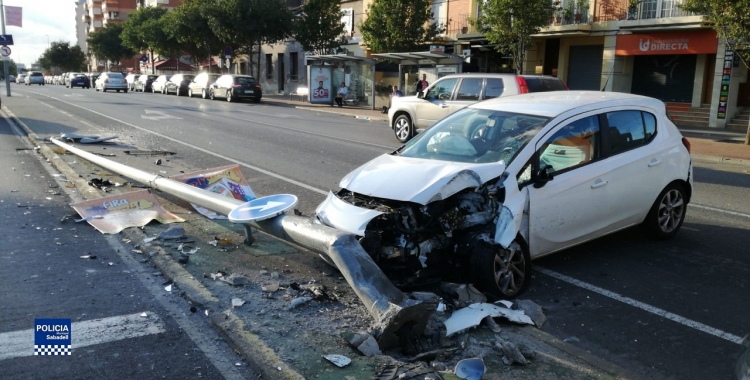 L'estat en què ha quedat el vehicle després de l'impacte contra el fanal | Policia Municipal