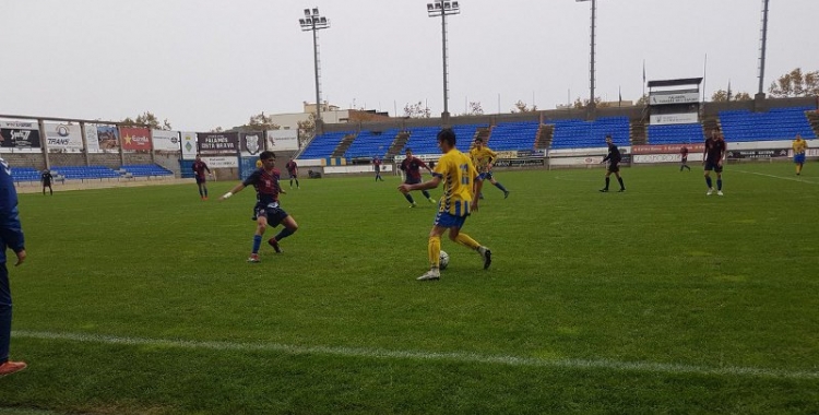 Aiman, jugador del Mercantil, defensa una jugada ofensiva del Palamós | @CEMercantil