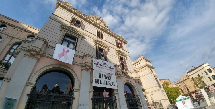 Façana de l'Ajuntament de Sabadell amb la llaçada rosa | Pere Gallifa
