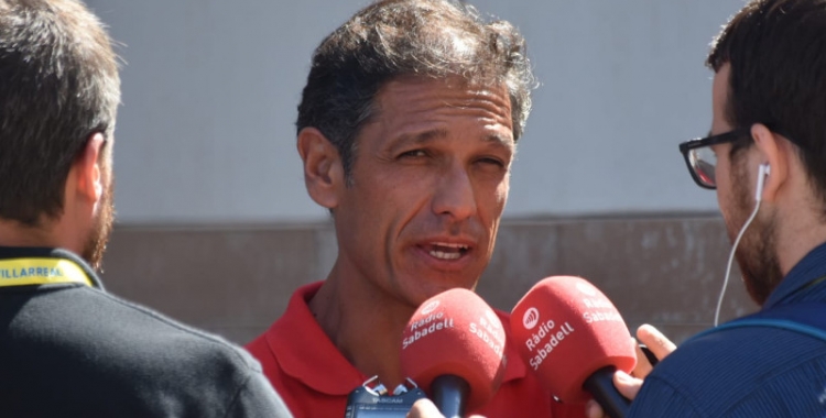 Toni Seligrat atenent als mitjans a Vila-real | Críspulo Díaz