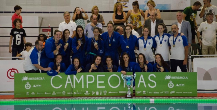 Les noies de l'Astralpool femení amb el trofeu de campiones de Supercopa | RFEN