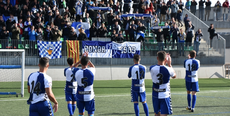 Aplaudiments entre jugadors i aficionats del Sabadell després del partit d'ahir | Críspulo Díaz