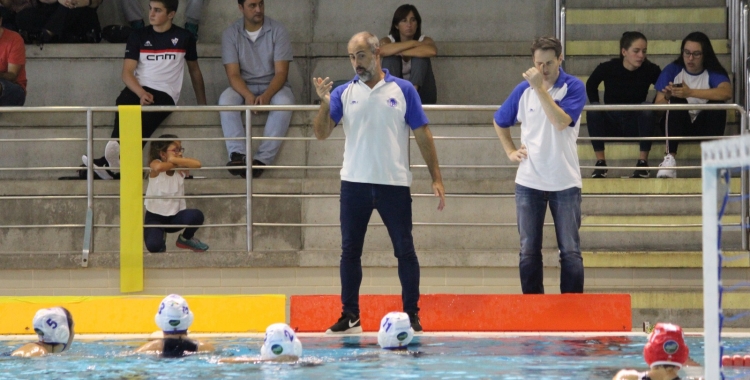 David Palma dirigint-se a les seves jugadores | Pau Vituri