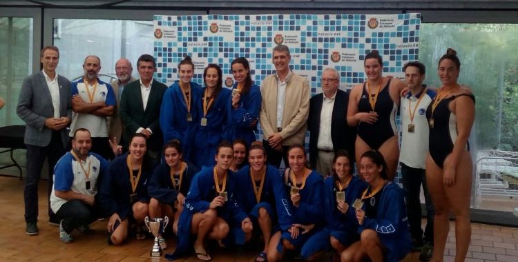 Imatge de les campiones amb les medalles de la Copa Catalunya | CN Sabadell