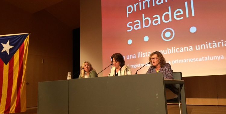 Un moment de l'acte, Elisenda Paluzie al centre de la taula | Ràdio Sabadell
