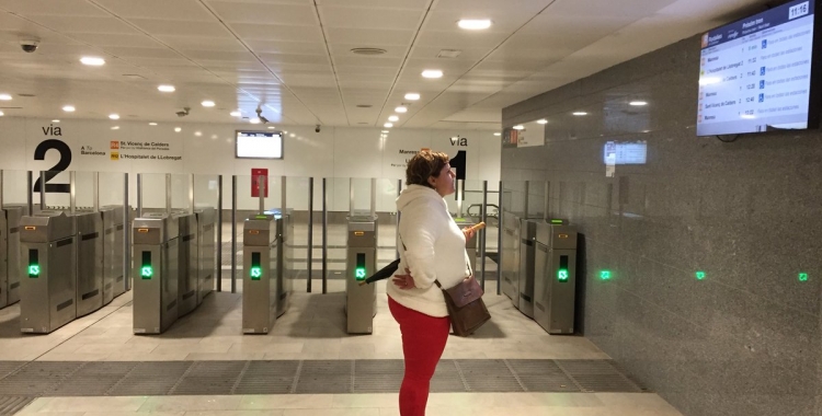 Una usuària de rodalies a l'estació de Sabadell Centre | Radio Sabadell