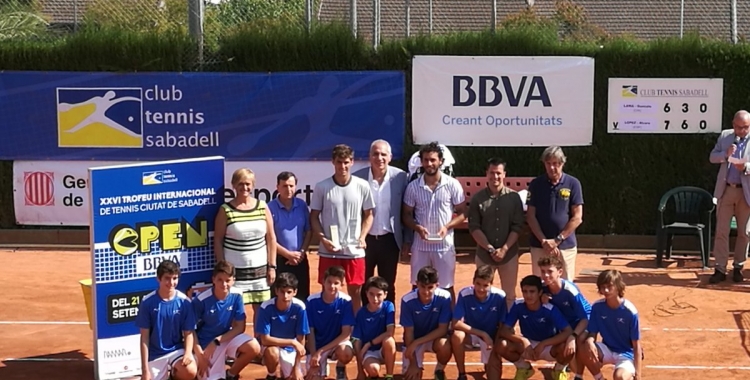 El guanyador amb el seu trofeu a la pista del Tennis Sabadell, i les diferents autoritats | Ajuntament de Sabadell