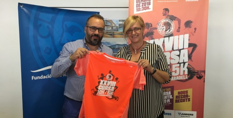 Raúl García Barroso i Marisol Martínez presenten la samarreta de la cursa 2018 | Marc Pijuan