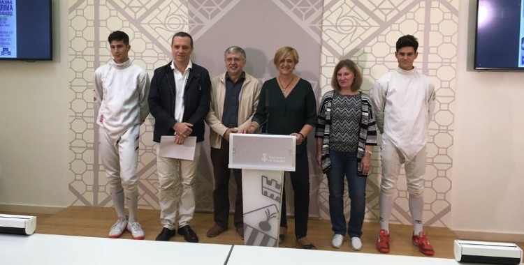 Erik Fernández, Miquel Ojeda, Xavier Sanuy, Elvira Lupascu i Alan Fernández, a la presentació del Trofeu | Marc Pijuan