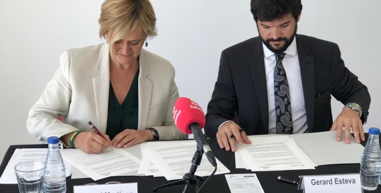 Martínez (esquerra) i Esteva (dreta), en el moment de la signatura | Pau Vituri