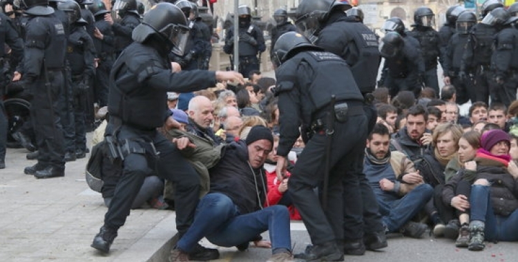 Desenes d'activistes es van encadenar al TSJC el 23 de febrer passat/ Arxiu