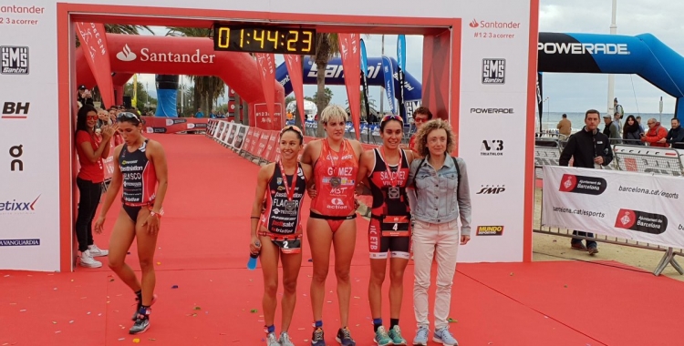 Laura Gómez després de travessar la meta al triatló de Barcelona