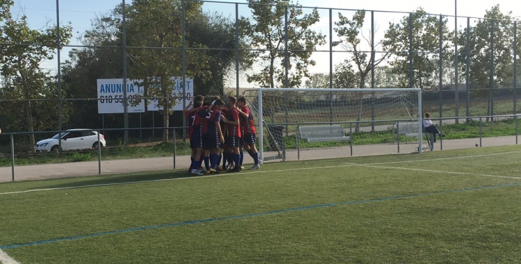 Els jugadors del Mercantil celebrant un dels seus quatre gols davant l'Atlètic Segre | Marc Pijuan