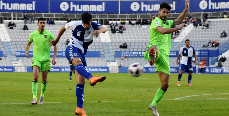 Querol anotant diumenge passat contra l'Atlético Levante el tercer gol del seu compte golejador particular | Críspulo Díaz