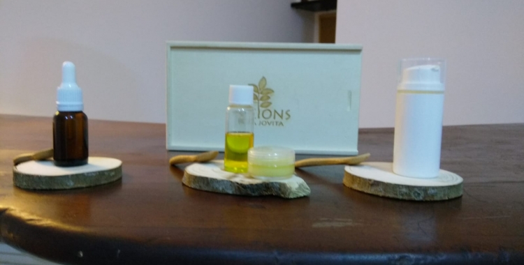 D'esquerra a dreta, sèrum, perfum sòlid i crema hidratant | Cedida