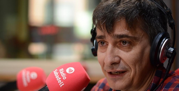 Lluís Perarnau, regidor de Serveis Municipals, aquest matí als estudis de Ràdio Sabadell | Roger Benet