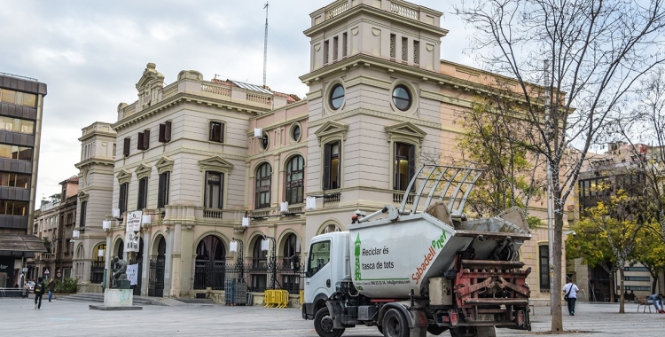 Vehicle de la neteja a la plaça del Doctor Robert | Roger Benet