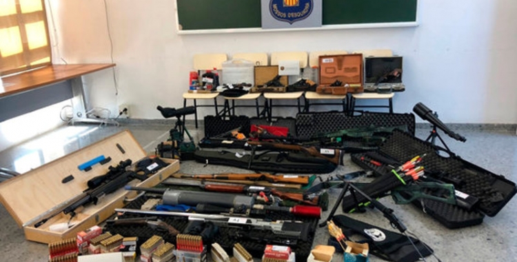 Imatge de les armes recuperades al domicili del detingut | ACN