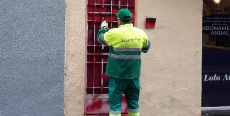 Un treballador d'SMATSA, netejant una pintada/ Karen Madrid