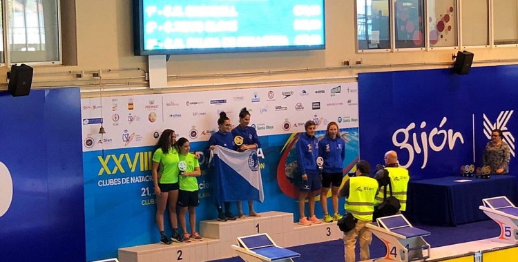 Erika Villáecija al podi femení representant al Natació Sabadell @CN_Sabadell