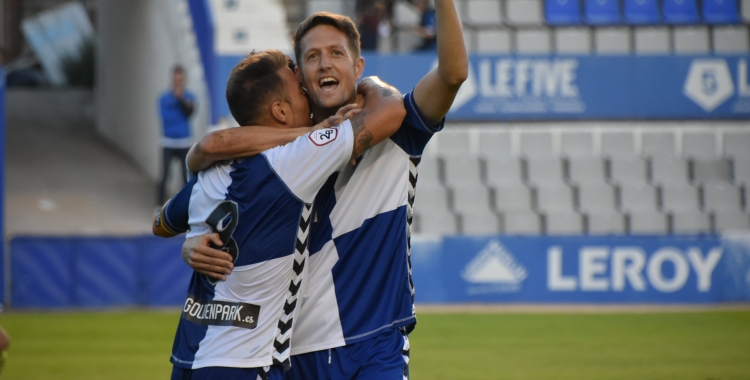 Édgar s'abraça amb Ángel Martínez en el partit contra el Teruel | Crispulo D.