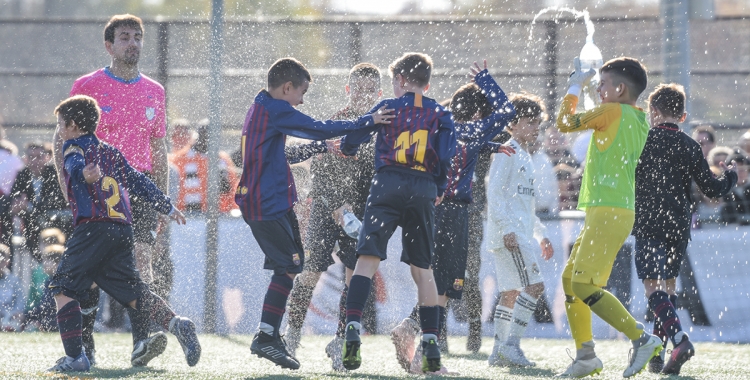 Alegria desfermada dels jugadors del FC Barcelona després de guanyar la final | Roger Benet