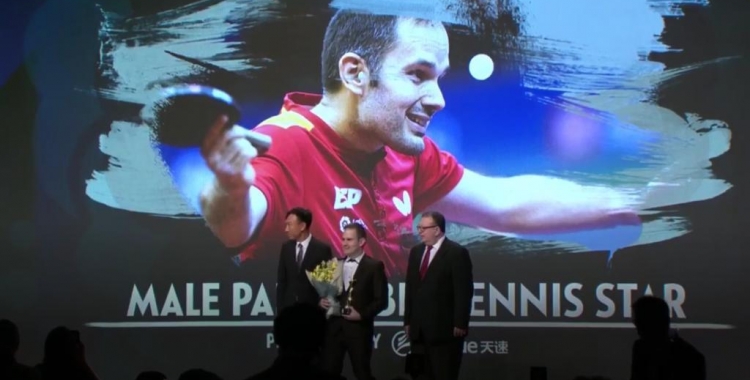 Jordi Morales rebent el guardó que l'acredita com el millor del món | ITTF