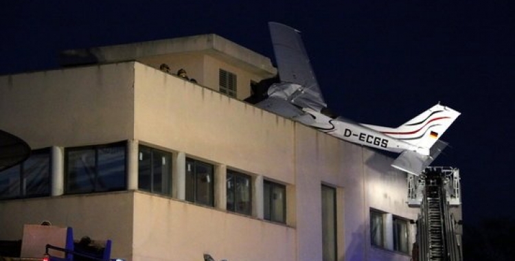 L'avioneta encastada contra el sostre d'una benzinera de Badia 