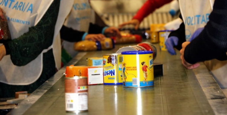 Imatge dels voluntaris recollint menjar | ACN
